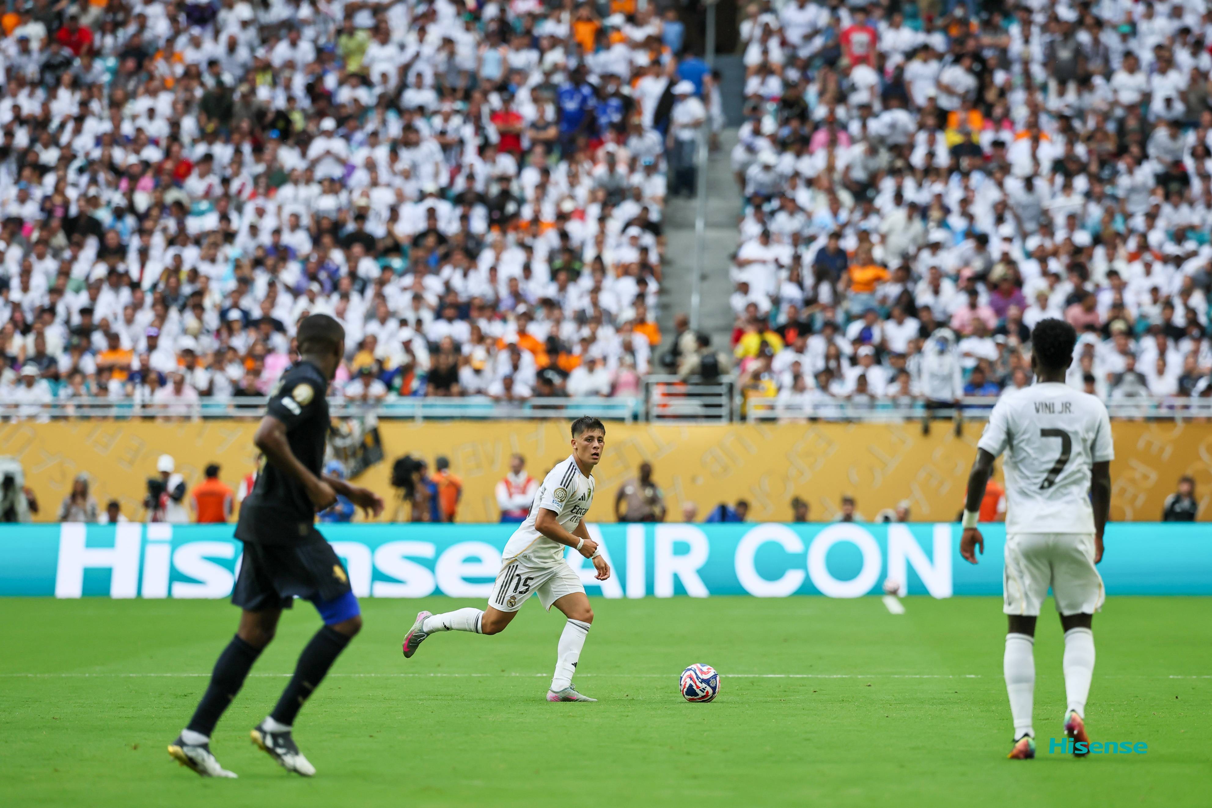 包含姆巴佩官方宣布出色发挥新规，勇士引发争议！赛场气氛高涨的词条