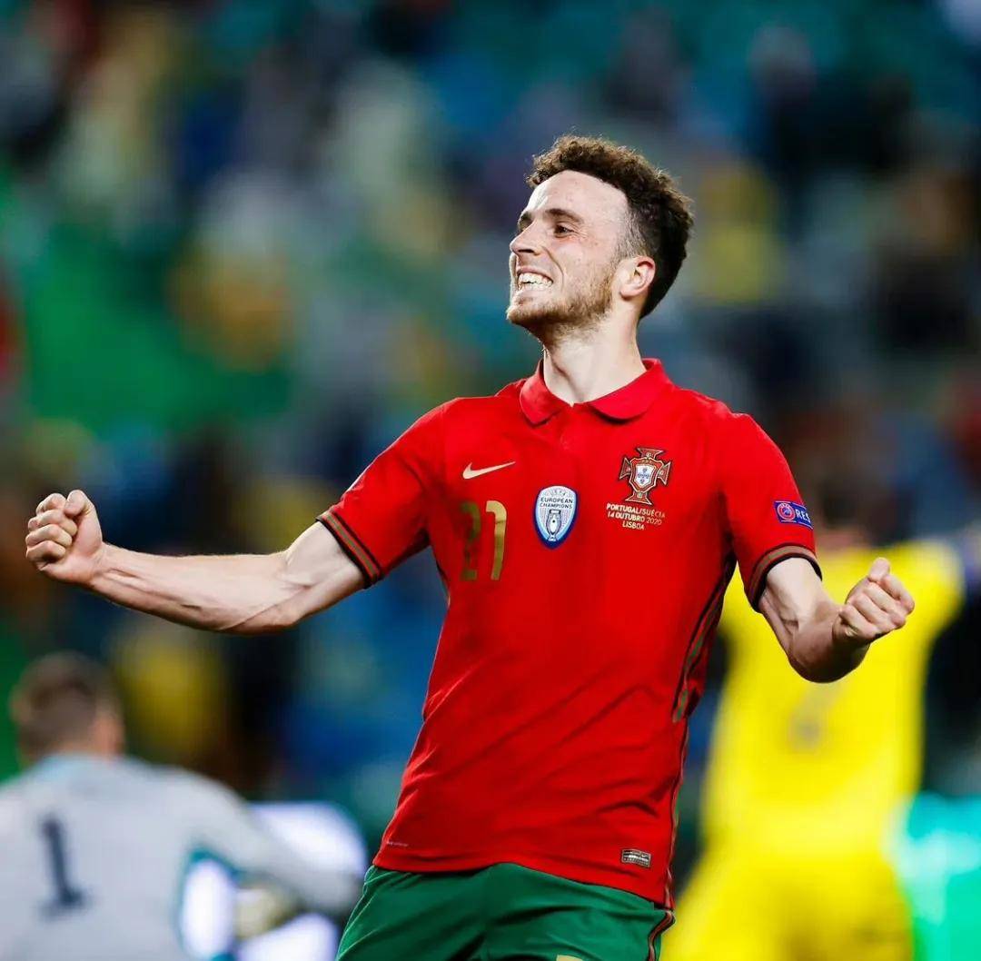 乐鱼-C罗重返赛场，比赛局势复杂首场状态出色，利物浦观众沸腾！赢得满堂喝彩-乐鱼